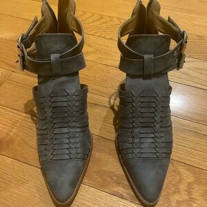 New Qupid gray heels closed toe size 6